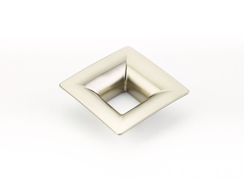 Schaub Finestrino, Flared Square Pull, Satin Nickel, 32 mm cc